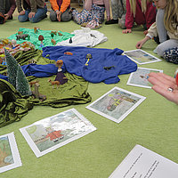 Wortartengeschichte „In einem unsichtbaren Land über unserem Land“:   Diese Geschichte gibt einen Überblick über alle relevanten Wortarten, schafft die Möglichkeit in einem Bild alles zu verankern.