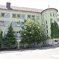 Schulgebäude - Straßenansicht: Das Schulgebäude von Montessori Kempten in der Außenansicht an der Reichlinstraße.