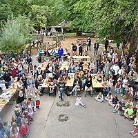 Unser jährliches Sommerfest mit einem Leckeren Buffet, Spiel-, Turn- und anderen Angeboten für die Kinder, sowie der Darstellung des letzten Schuljahres in den einzelnen Gruppenräumen.